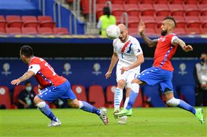 BRASILIA, BRAZIL - JUNE 24: Carlos Gonzalez of Paraguay kicks the ball against Arturo Vidal of Chile during a Group A match between Chile and Paraguay as part of Copa America Brazil 2021 at Mane Garrincha Stadium on June 24, 2021 in Brasilia, Brazil. (Getty Images)