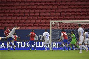 BRASILIA, BRAZIL - JUNE 24: Braian Samudio of Paraguay heads the ball to score the the first goal of his team during a Group A match between Chile and Paraguay as part of Copa America Brazil 2021 at Mane Garrincha Stadium on June 24, 2021 in Brasilia, Brazil. (Getty Images)