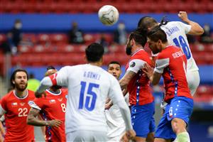BRASILIA, BRAZIL - JUNE 24: Braian Samudio of Paraguay heads the ball to score the the first goal of his team during a Group A match between Chile and Paraguay as part of Copa America Brazil 2021 at Mane Garrincha Stadium on June 24, 2021 in Brasilia, Brazil. (Getty Images)