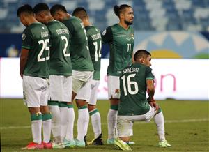 CUIABA, BRAZIL - JUNE 24: Erwin Saavedra of Bolivia kneels for a free kick from Uruguay during a Group A match between Bolivia and Uruguay as part of Copa America Brazil 2021 at Arena Pantanal on June 24, 2021 in Cuiaba, Brazil. (Getty Images)