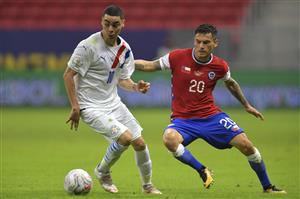 BRASILIA, BRAZIL - JUNE 24: Miguel Almiron of Paraguay fights for the ball with Charles Aránguiz of Chile during a Group A match between Chile and Paraguay as part of Copa America Brazil 2021 at Mane Garrincha Stadium on June 24, 2021 in Brasilia, Brazil. (Getty Images)