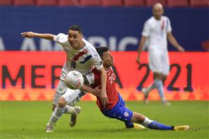 BRASILIA, BRAZIL - JUNE 24: Miguel Almiron of Paraguay fights for the ball with Charles Aránguiz of Chile during a Group A match between Chile and Paraguay as part of Copa America Brazil 2021 at Mane Garrincha Stadium on June 24, 2021 in Brasilia, Brazil. (Getty Images)