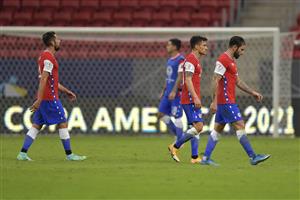 BRASILIA, BRAZIL - JUNE 24: Charles Aránguiz of Chile (C) looks dejected after a Group A match between Chile and Paraguay as part of Copa America Brazil 2021 at Mane Garrincha Stadium on June 24, 2021 in Brasilia, Brazil. (Getty Images)