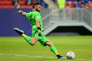 BRASILIA, BRAZIL - JUNE 24: Claudio Bravo of Chile kicks the ball during a Group A match between Chile and Paraguay as part of Copa America Brazil 2021 at Mane Garrincha Stadium on June 24, 2021 in Brasilia, Brazil. (Getty Images)