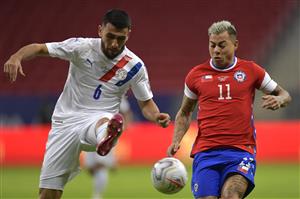 BRASILIA, BRAZIL - JUNE 24: Junior Alonso of Paraguay fights for the ball with Eduardo Vargas of Chile during a Group A match between Chile and Paraguay as part of Copa America Brazil 2021 at Mane Garrincha Stadium on June 24, 2021 in Brasilia, Brazil. (Getty Images)
