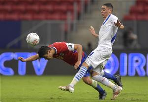 BRASILIA, BRAZIL - JUNE 24: Tomás Alarcón of Chile heads the ball against Miguel Almiron of Paraguay during a Group A match between Chile and Paraguay as part of Copa America Brazil 2021 at Mane Garrincha Stadium on June 24, 2021 in Brasilia, Brazil. (Getty Images)