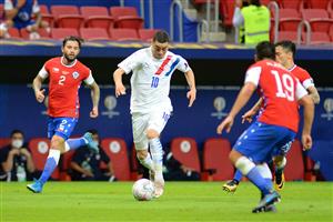 BRASILIA, BRAZIL - JUNE 24: Miguel Almiron of Paraguay controls the ball during a Group A match between Chile and Paraguay as part of Copa America Brazil 2021 at Mane Garrincha Stadium on June 24, 2021 in Brasilia, Brazil. (Getty Images)