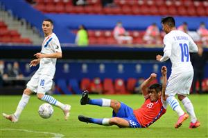 BRASILIA, BRAZIL - JUNE 24: Tomás Alarcón of Chile falls down as he fights for the ball against Miguel Almiron (L) and Santiago Arzamendia of Paraguay (R) during a Group A match between Chile and Paraguay as part of Copa America Brazil 2021 at Mane Garrincha Stadium on June 24, 2021 in Brasilia, Brazil. (Getty Images)