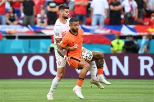 Czech Republic's defender Ondrej Celustka (L) fights for the ball with Netherlands' forward Memphis Depay during the UEFA EURO 2020 round of 16 football match between the Netherlands and the Czech Republic at Puskas Arena in Budapest on June 27, 2021. (Getty Images)
