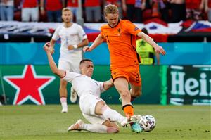 Netherlands' midfielder Frenkie de Jong (R) challenges Czech Republic's midfielder Tomas Holes during the UEFA EURO 2020 round of 16 football match between the Netherlands and the Czech Republic at Puskas Arena in Budapest on June 27, 2021. (Getty Images)