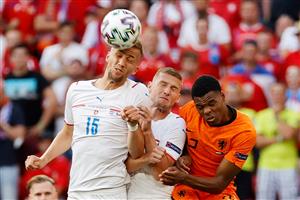 TOPSHOT - Netherlands' defender Denzel Dumfries (R) heads the ball with Czech Republic's defender Pavel Kaderabek (C) and Czech Republic's midfielder Tomas Soucek during the UEFA EURO 2020 round of 16 football match between the Netherlands and the Czech Republic at Puskas Arena in Budapest on June 27, 2021. (Getty Images)