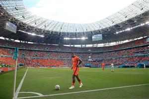 BUDAPEST, HUNGARY - JUNE 27: Memphis Depay of Netherlands prepares to take a corner during the UEFA Euro 2020 Championship Round of 16 match between Netherlands and Czech Republic at Puskas Arena on June 27, 2021 in Budapest, Hungary. (Getty Images)