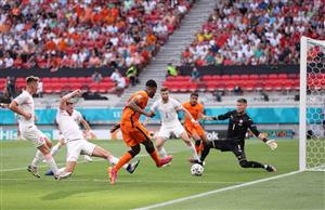 BUDAPEST, HUNGARY - JUNE 27: Denzel Dumfries of Netherlands shoots as Tomas Vaclik of Czech Republic looks to save during the UEFA Euro 2020 Championship Round of 16 match between Netherlands and Czech Republic at Puskas Arena on June 27, 2021 in Budapest, Hungary. (Getty Images)