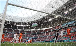 BUDAPEST, HUNGARY - JUNE 27: Matthijs de Ligt (R) of Netherlands heads wide whilst under pressure from Tomas Kalas and Tomas Vaclik of Czech Republic during the UEFA Euro 2020 Championship Round of 16 match between Netherlands and Czech Republic at Puskas Arena on June 27, 2021 in Budapest, Hungary. (Getty Images)