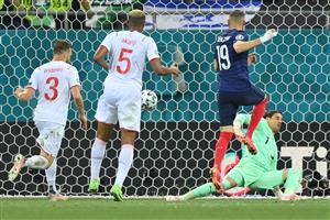 TOPSHOT - France's forward Karim Benzema scores the team's first goal during the UEFA EURO 2020 round of 16 football match between France and Switzerland at the National Arena in Bucharest on June 28, 2021. (Getty Images)