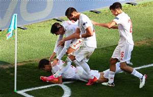 COPENHAGEN, DENMARK - JUNE 28: Cesar Azpilicueta of Spain celebrates with team mates after scoring their side's second goal during the UEFA Euro 2020 Championship Round of 16 match between Croatia and Spain at Parken Stadium on June 28, 2021 in Copenhagen, Denmark. (Getty Images)