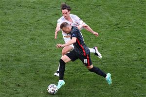 TOPSHOT - Spain's midfielder Fabian Ruiz (back) challenges Croatia's forward Mislav Orsic during the UEFA EURO 2020 round of 16 football match between Croatia and Spain at the Parken Stadium in Copenhagen on June 28, 2021. (Getty Images)