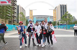 LONDON, ENGLAND - JUNE 29: England fans enjoy the pre match atmosphere outside the stadium priro to the UEFA Euro 2020 Championship Round of 16 match between England and Germany at Wembley Stadium on June 29, 2021 in London, England. (Getty Images)