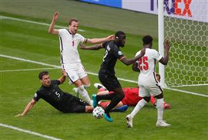 LONDON, ENGLAND - JUNE 29: Harry Kane of England is challenged by Mats Hummels of Germany during the UEFA Euro 2020 Championship Round of 16 match between England and Germany at Wembley Stadium on June 29, 2021 in London, England. (Getty Images)