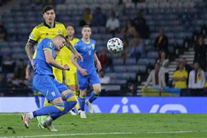 TOPSHOT - Ukraine's forward Artem Dovbyk (L) heads the ball and scores his team's second goal during the UEFA EURO 2020 round of 16 football match between Sweden and Ukraine at Hampden Park in Glasgow on June 29, 2021. (Getty Images)
