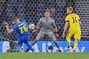 Ukraine's forward Artem Dovbyk (L) scores their second goal during the UEFA EURO 2020 round of 16 football match between Sweden and Ukraine at Hampden Park in Glasgow on June 29, 2021. (Getty Images)