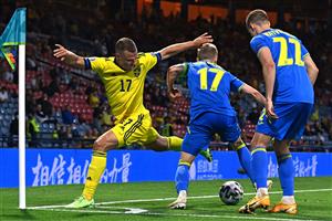 Sweden's midfielder Viktor Claesson (L) tangles with Ukraine's defender Oleksandr Zinchenko (C) and Ukraine's defender Mykola Matviyenko (R) during the UEFA EURO 2020 round of 16 football match between Sweden and Ukraine at Hampden Park in Glasgow on June 29, 2021. (Getty Images)