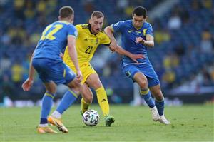Sweden's midfielder Dejan Kulusevski (C) fights for the ball with Ukraine's midfielder Taras Stepanenko (R) during the UEFA EURO 2020 round of 16 football match between Sweden and Ukraine at Hampden Park in Glasgow on June 29, 2021. (Getty Images)