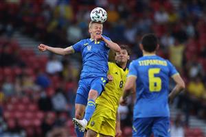Ukraine's defender Oleksandr Zinchenko (L) jumps against Sweden's midfielder Albin Ekdal (C) during the UEFA EURO 2020 round of 16 football match between Sweden and Ukraine at Hampden Park in Glasgow on June 29, 2021. (Getty Images)