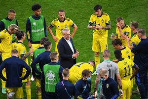 GLASGOW, SCOTLAND - JUNE 29: Jan Andersson, Head Coach of Sweden speaks with his players before the first half of extra time during the UEFA Euro 2020 Championship Round of 16 match between Sweden and Ukraine at Hampden Park on June 29, 2021 in Glasgow, Scotland. (Getty Images)