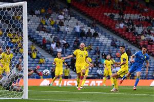 GLASGOW, SCOTLAND - JUNE 29: Roman Yaremchuk of Ukraine has a shot saved by Robin Olsen of Sweden during the UEFA Euro 2020 Championship Round of 16 match between Sweden and Ukraine at Hampden Park on June 29, 2021 in Glasgow, Scotland. (Getty Images)