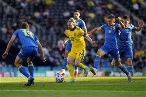 GLASGOW, SCOTLAND - JUNE 29: Emil Forsberg of Sweden runs with the ball whilst under pressure from Serhiy Sydorchuk of Ukraine during the UEFA Euro 2020 Championship Round of 16 match between Sweden and Ukraine at Hampden Park on June 29, 2021 in Glasgow, Scotland. (Getty Images)