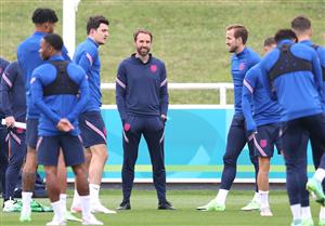 BURTON UPON TRENT, ENGLAND - JULY 02: Gareth Southgate, Head Coach of England speaks to his players during the England Training Session at St George's Park on July 02, 2021 in Burton upon Trent, England. (Getty Images)
