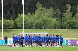 BURTON UPON TRENT, ENGLAND - JULY 02: Gareth Southgate, Head Coach of England speaks to his players during the England Training Session at St George's Park on July 02, 2021 in Burton upon Trent, England. (Getty Images)