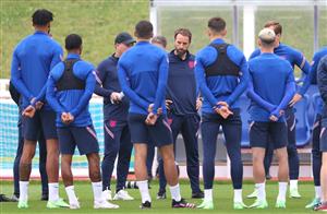 BURTON UPON TRENT, ENGLAND - JULY 02: Gareth Southgate, Head Coach of England speaks to his players during the England Training Session at St George's Park on July 02, 2021 in Burton upon Trent, England. (Getty Images)
