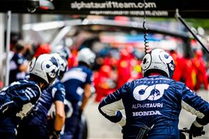SPIELBERG, AUSTRIA - JULY 02: Scuderia AlphaTauri mechanics during practice ahead of the F1 Grand Prix of Austria at Red Bull Ring on July 02, 2021 in Spielberg, Austria. (Getty Images)