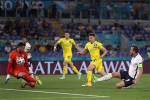 ROME, ITALY - JULY 03: Harry Kane of England scores their side's first goal past Georgiy Bushchan of Ukraine during the UEFA Euro 2020 Championship Quarter-final match between Ukraine and England at Olimpico Stadium on July 03, 2021 in Rome, Italy. (Getty Images)
