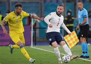 Ukraine's forward Andriy Yarmolenko (L) marks England's defender Luke Shaw during the UEFA EURO 2020 quarter-final football match between Ukraine and England at the Olympic Stadium in Rome on July 3, 2021. (Getty Images)