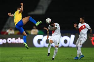 RIO DE JANEIRO, BRAZIL - JULY 05: Casemiro of Brazil competes for the ball with Gianluca Lapadula of Peru during a semi-final match of Copa America Brazil 2021 between Brazil and Peru at Estadio Olímpico Nilton Santos on July 05, 2021 in Rio de Janeiro, Brazil. (Getty Images)