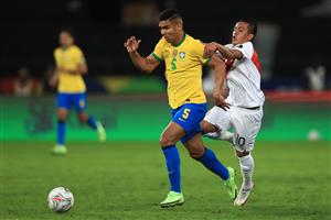 RIO DE JANEIRO, BRAZIL - JULY 05: Casemiro of Brazil competes for the ball with Christian Cueva of Peru during a semi-final match of Copa America Brazil 2021 between Brazil and Peru at Estadio Olímpico Nilton Santos on July 05, 2021 in Rio de Janeiro, Brazil. (Getty Images)