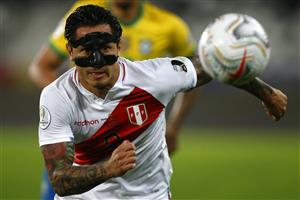 RIO DE JANEIRO, BRAZIL - JULY 05: Gianluca Lapadula of Peru looks at the ball during a semi-final match of Copa America Brazil 2021 between Brazil and Peru at Estadio Olímpico Nilton Santos on July 05, 2021 in Rio de Janeiro, Brazil. (Getty Images)