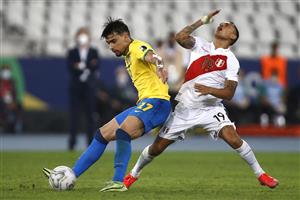 RIO DE JANEIRO, BRAZIL - JULY 05: Lucas Paqueta of Brazil competes for the ball with Yoshimar Yotún of Peru during a semi-final match of Copa America Brazil 2021 between Brazil and Peru at Estadio Olímpico Nilton Santos on July 05, 2021 in Rio de Janeiro, Brazil. (Getty Images)