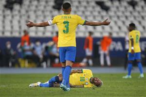 RIO DE JANEIRO, BRAZIL - JULY 05: Neymar Jr. of Brazil reacts after being injured as teammate Thiago Silva gestures during a semi-final match of Copa America Brazil 2021 between Brazil and Peru at Estadio Olímpico Nilton Santos on July 05, 2021 in Rio de Janeiro, Brazil. (Getty Images)