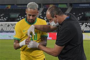 RIO DE JANEIRO, BRAZIL - JULY 05: Neymar Jr. of Brazil adjusts a bandage on his hand during a semi-final match of Copa America Brazil 2021 between Brazil and Peru at Estadio Olímpico Nilton Santos on July 05, 2021 in Rio de Janeiro, Brazil. (Getty Images)