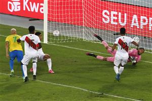 RIO DE JANEIRO, BRAZIL - JULY 05: Pedro Gallese goalkeeper of Peru makes a save during a semi-final match of Copa America Brazil 2021 between Brazil and Peru at Estadio Olímpico Nilton Santos on July 05, 2021 in Rio de Janeiro, Brazil. (Getty Images)