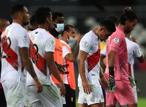 RIO DE JANEIRO, BRAZIL - JULY 05: Pedro Gallese (R) goalkeeper of Peru and his teammates react after losing a semi-final match of Copa America Brazil 2021 between Brazil and Peru at Estadio Olímpico Nilton Santos on July 05, 2021 in Rio de Janeiro, Brazil. (Getty Images)