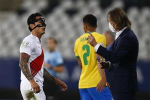 RIO DE JANEIRO, BRAZIL - JULY 05: Gianluca Lapadula of Peru talks with his coach Ricardo Gareca during a semi-final match of Copa America Brazil 2021 between Brazil and Peru at Estadio Olímpico Nilton Santos on July 05, 2021 in Rio de Janeiro, Brazil. (Getty Images)