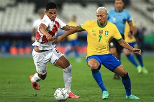 RIO DE JANEIRO, BRAZIL - JULY 05: Ánderson Santamaría of Peru competes for the ball with Richarlison of Brazil during a semi-final match of Copa America Brazil 2021 between Brazil and Peru at Estadio Olímpico Nilton Santos on July 05, 2021 in Rio de Janeiro, Brazil. (Getty Images)