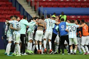 BRASILIA, BRAZIL - JULY 06: Angel Di Maria (C) of Argentina celebrates with teammates winning a penalty shootout after a semi-final match of Copa America Brazil 2021 between Argentina and Colombia at Mane Garrincha Stadium on July 06, 2021 in Brasilia, Brazil. (Getty Images)