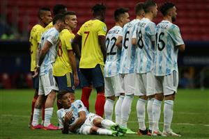 BRASILIA, BRAZIL - JULY 06: Nahuel Molina of Argentina lays on the floor as part of the wall before a free kick during a semi-final match of Copa America Brazil 2021 between Argentina and Colombia at Mane Garrincha Stadium on July 06, 2021 in Brasilia, Brazil. (Getty Images)