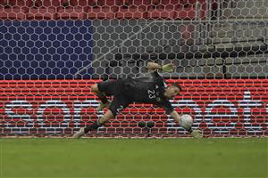 BRASILIA, BRAZIL - JULY 06: Emiliano Martinez goalkeeper of Argentina dives to save a penalty kick by Davinson Sanchez of Colombia (not in frame) in a shootout after a semi-final match of Copa America Brazil 2021 between Argentina and Colombia at Mane Garrincha Stadium on July 06, 2021 in Brasilia, Brazil. (Getty Images)